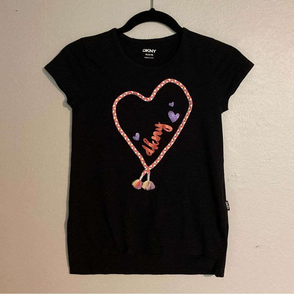 DKNY Girl’s black hi/low t-shirt with logo. Size XL (14-16) ❤️